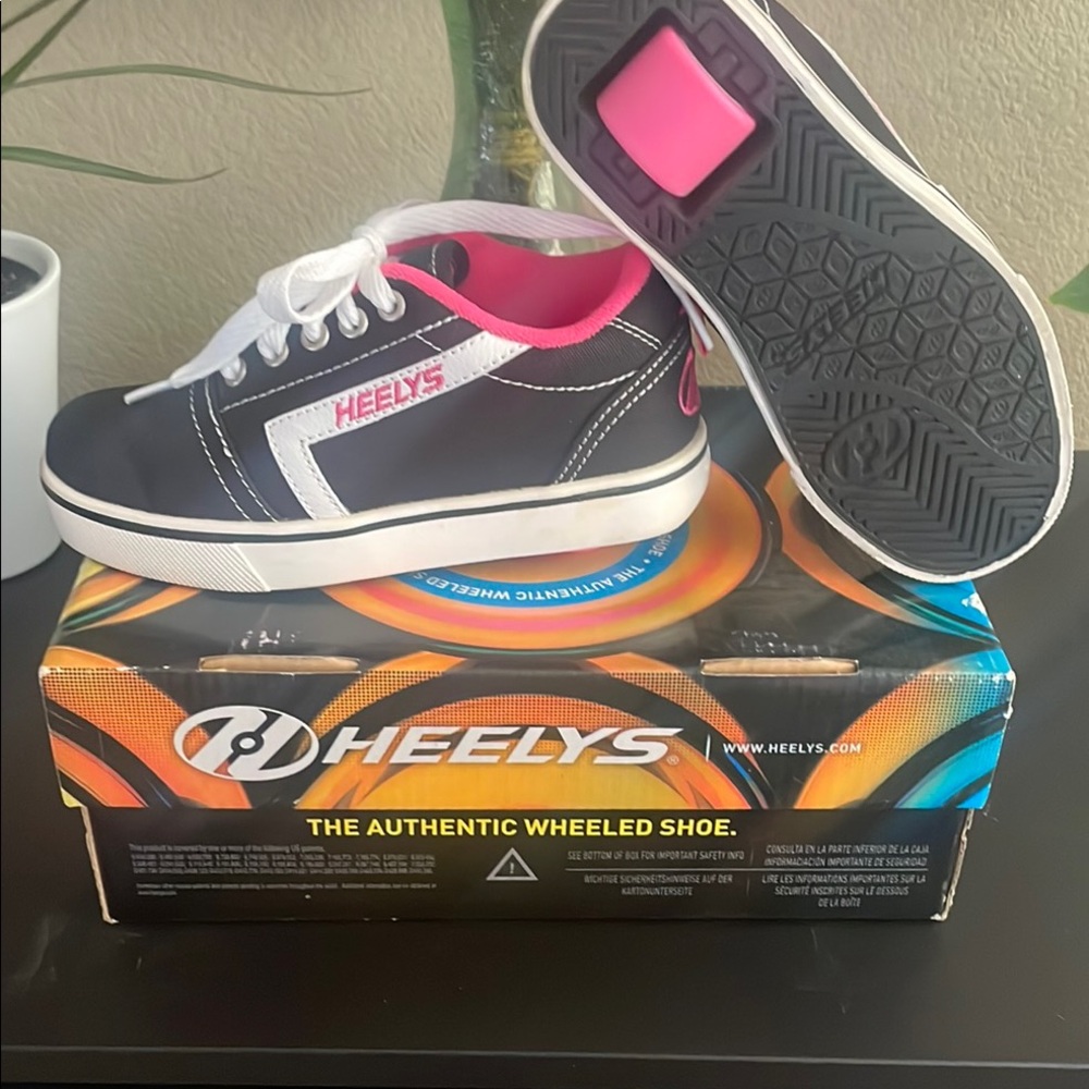 Heelys Black and Pink Sneakers with Retro Design